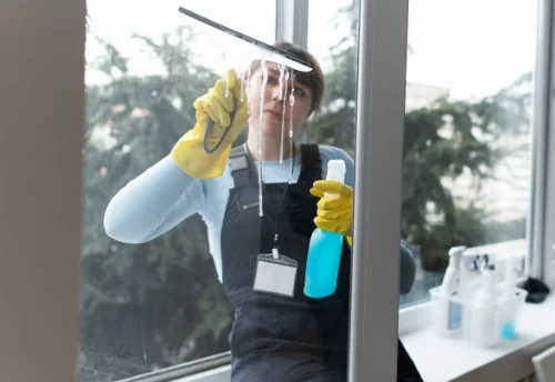 Nettoyage de vitres intérieures et extérieures à Comberouger